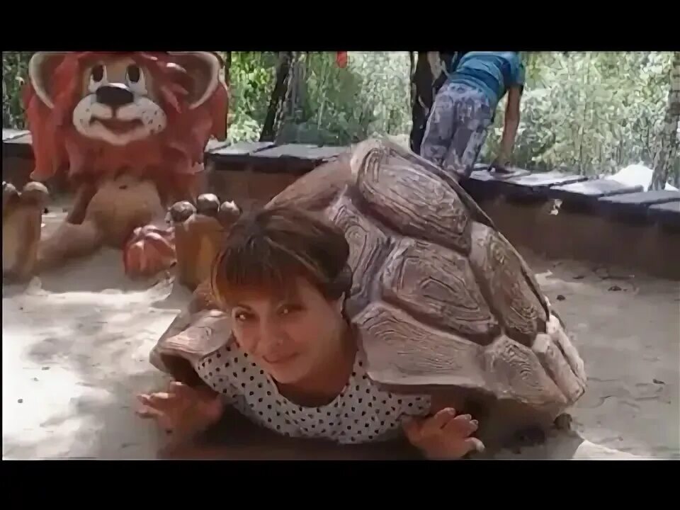 Покатаемся черепаха. Женщина черепаха. Женщина на черепахе. Женщина на черепахе. Гигантская черепаха альдабра.