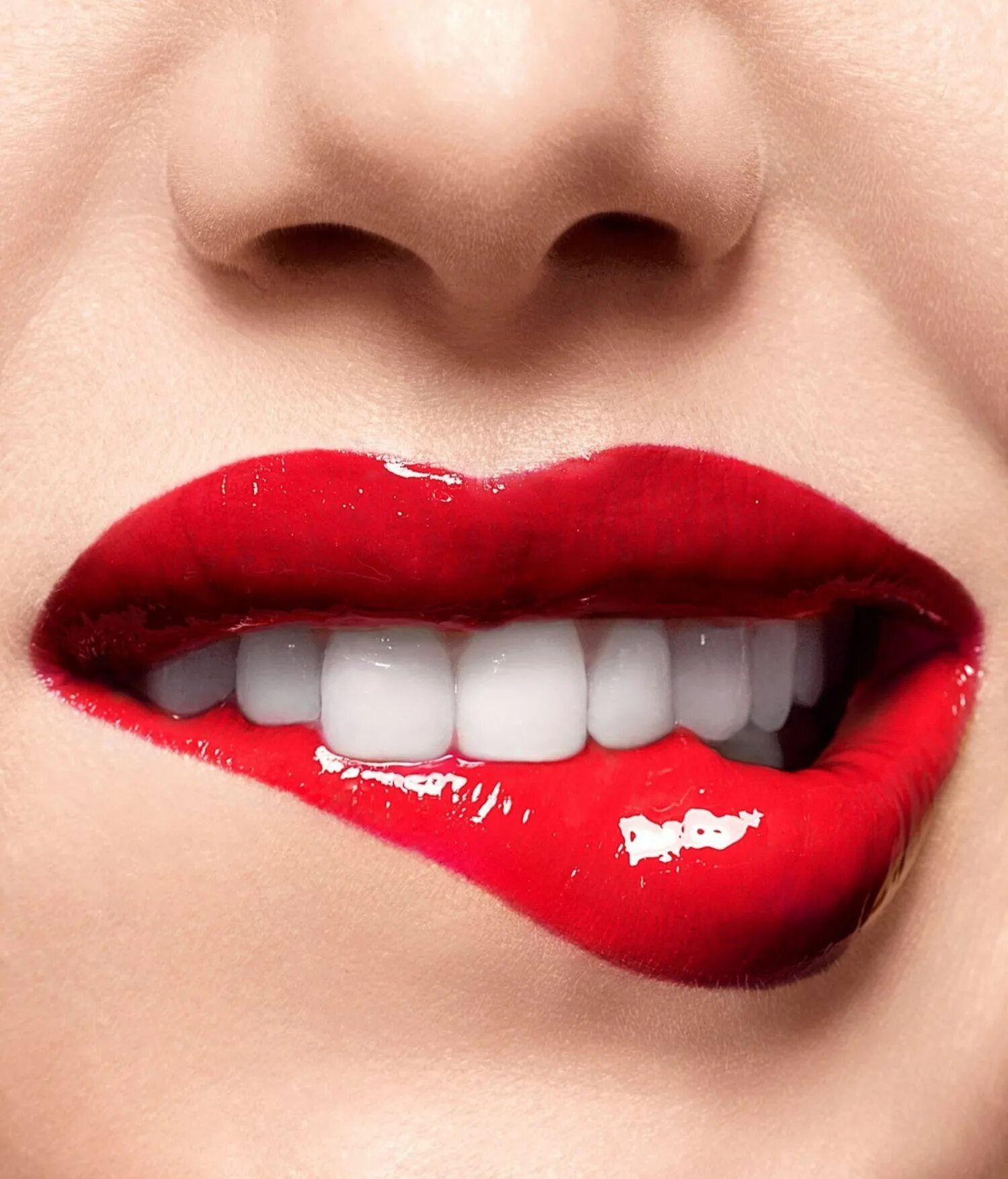 Lip biting. Губы улыбка. Улыбающиеся губы. Красивые губы. Сочные губы.