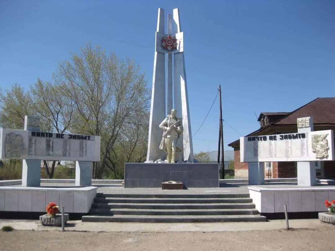 Погода мирный красноармейский. Памятник погибшим воинам в годы Великой Отечественной войны Ларьяк. Памятники Вилюйска. Михайловский район Алтайский край памятники воинам-землякам. Памятник воинам землякам село Намцы.