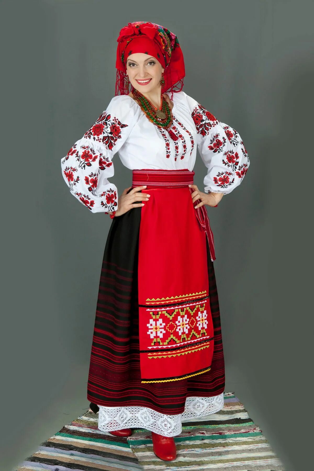 Украинская одежда 6. Украинский костюм женский. Украинский народный костюм. Украинский народный костюм женский. Национальная украинская одежда для женщин.