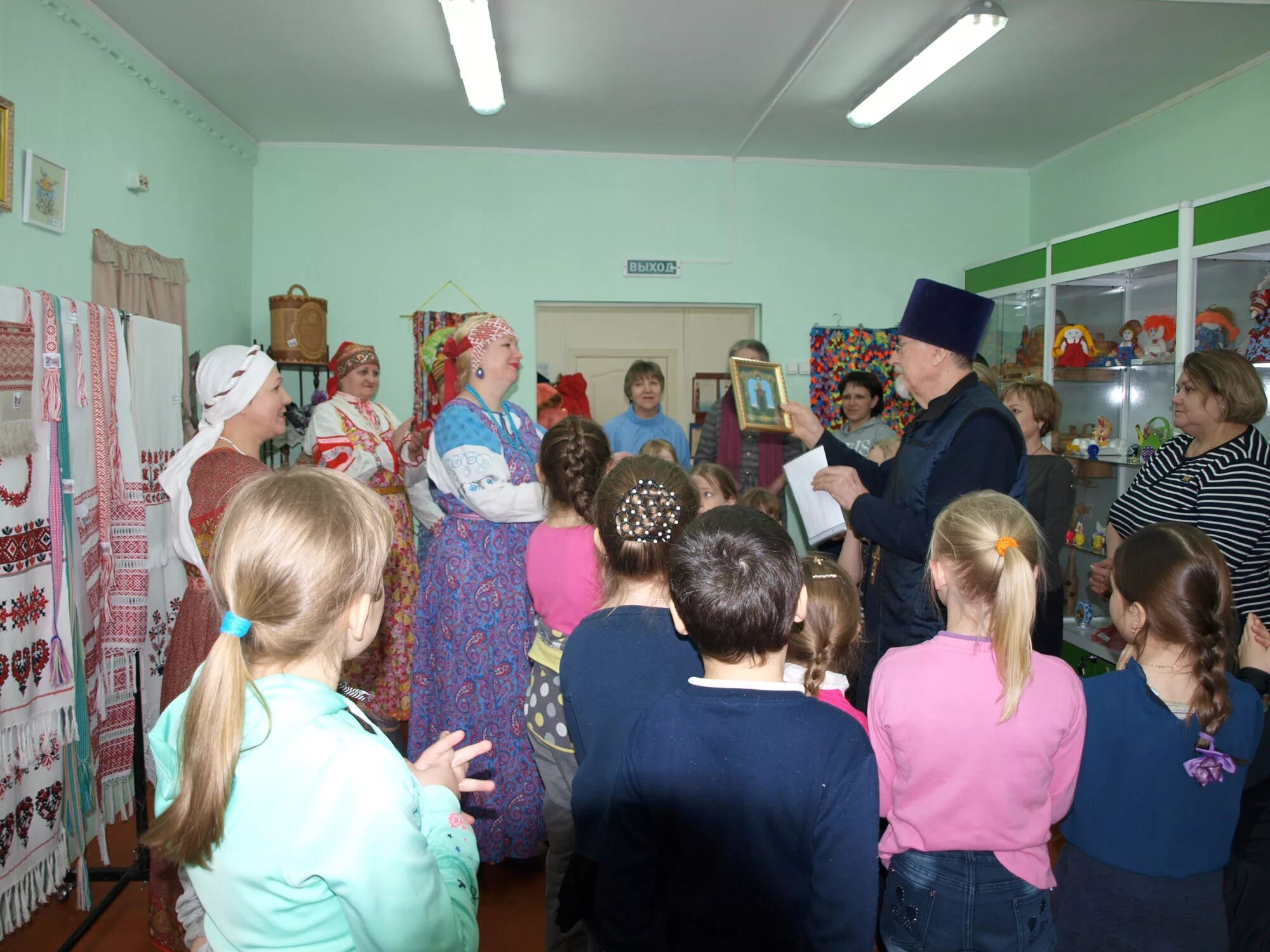 Церковь большой Улуй. Пасхальная выставка в музее. Пасхальнпч ввстпвка мбукцкс Большеулуй. Церковь в большом Улуе Красноярского края номер телефона. Погода б улуй