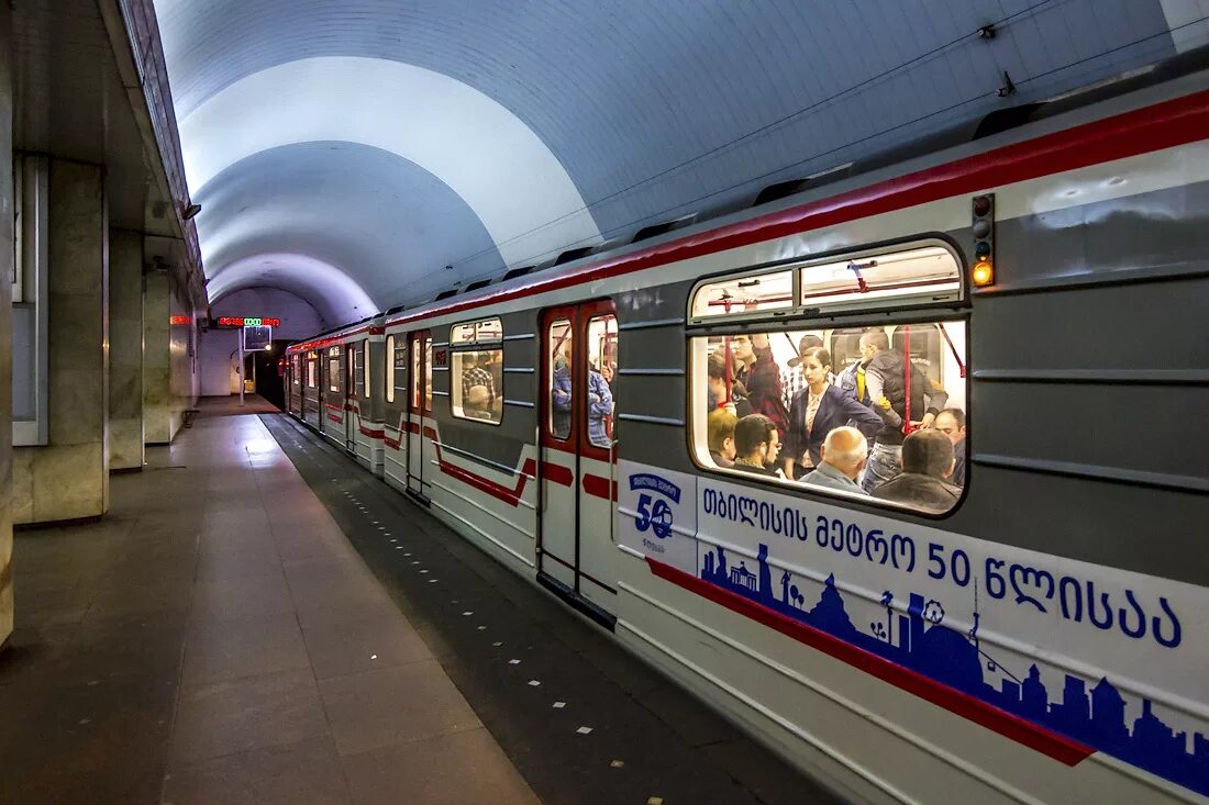 Метро ем. Станции метро тбилиси. тбилиси вокзал станции метро. метро тбилиси еж3. тбилисский метрополитен 1966.