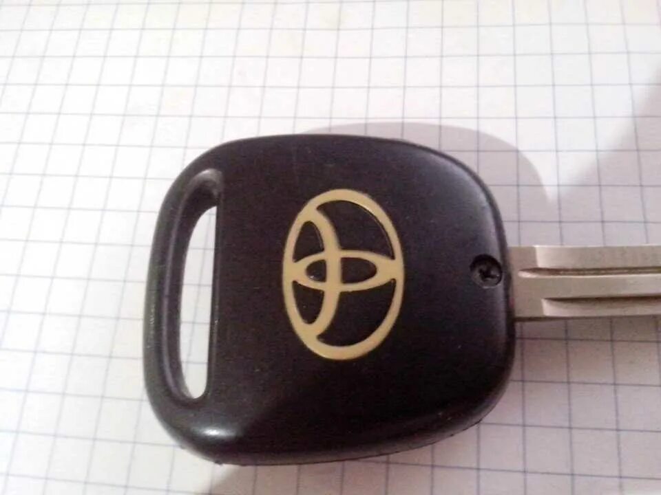 Батарейка в ключе тойота королла. Тс-012м замена батарейки. Батарейка в ключ тойота камри v50. Батарейка в ключе тойота королла. Батарейка ключа тойота рав 4 2021.