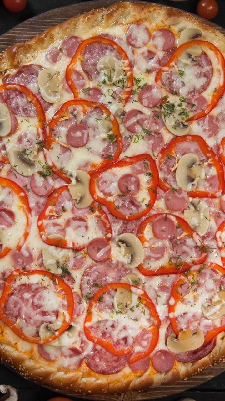 Начинка для пиццы колбаса помидоры. Пицца с грибами и колбасой и помидорами. Пицца с сервелатом. Пицца с колбасой и сыром и помидорами. Пицца с салями и помидорами.