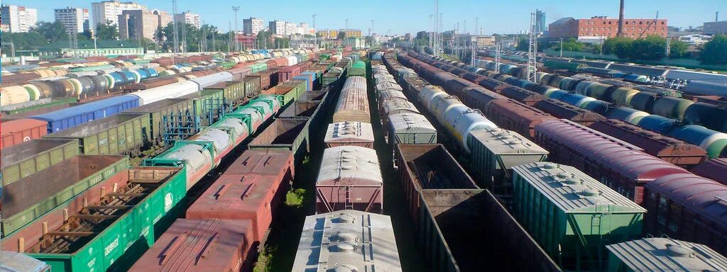 Грузовой в вагонной. Вагонный парк РЖД. Много вагонов. Грузовые вагоны на станции. Грузовой парк вагонов.