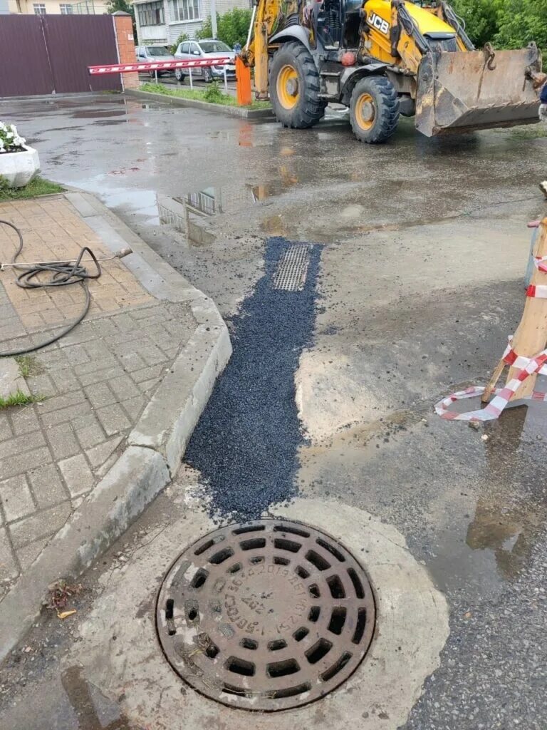 Управление городского хозяйства города калуги, калуга. Укладка асфальта на тверской. Пешеходный переход. Калуга здание администрации. Воробьевская 5 калуга.