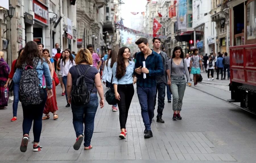 Кавказцы на улице. Армяне гуляют. Армяне гуляют. Армянская община самара. Супра грузинское застолье.