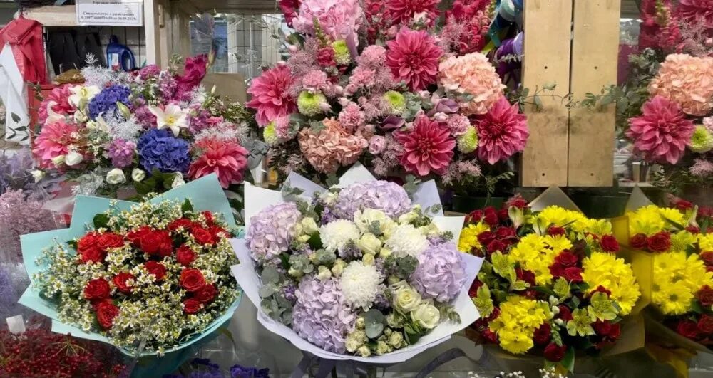 Цветы на рижском рынке. Рижский рынок цветов москва. Цветы на рижском рынке. Рижский рынок кустовые розы. Рижский рынок павильон 266.