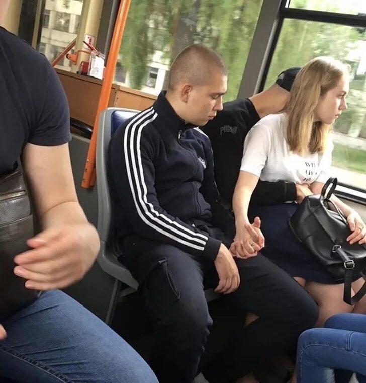 Любовь детей 13 лет. Конфликт между учениками. Провинциальные люди. Девушки подростки. Трогает одноклассники.