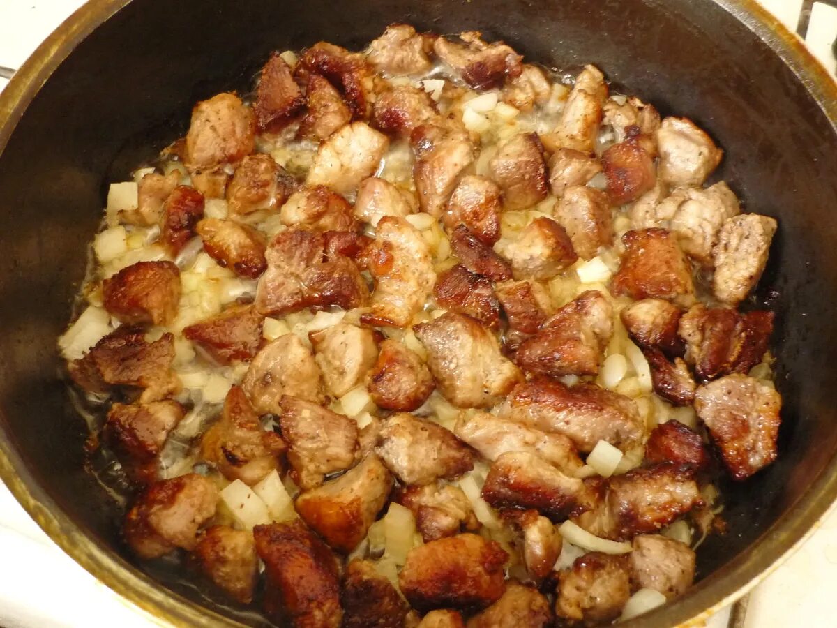 Наивкуснейшая свинина кусочками в духовке. Свинина на сковороде. Жареное мясо на сковороде. Свинина кусочками на сковороде. Свинина жареная кусочками.