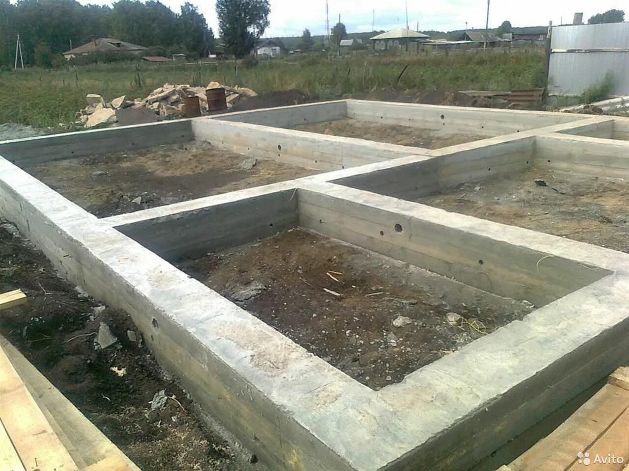 Фундамент. Заливка дома. Опалубка под дачный фундамент. Опалубка фундаментной плиты. Бетонирование фундамента.