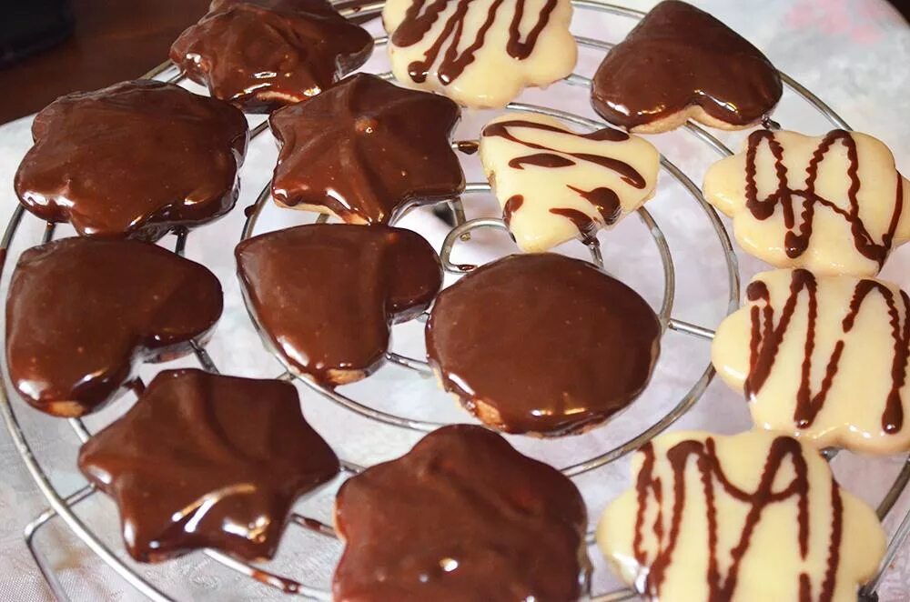 Шоколадная глазурь рецепт в домашних. Печенье с шоколадной глазурью. Пряники в шоколадной глазури. Печенье глазированное шоколадом. Шоколадная глазурь.