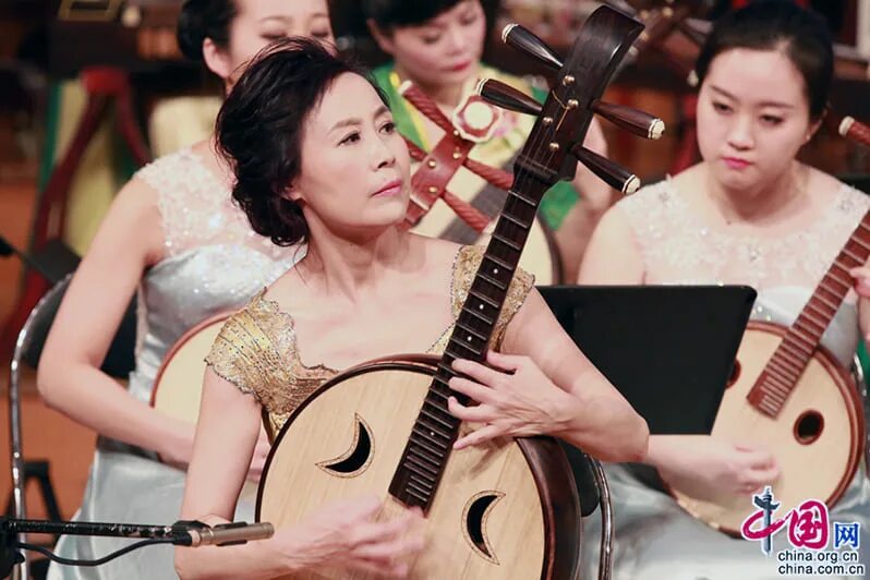 Популярная китайская музыка. Жуань музыкальный инструмент. Китайский инструмент Жуань. Жуань и юэцинь. Жуань Мэй.