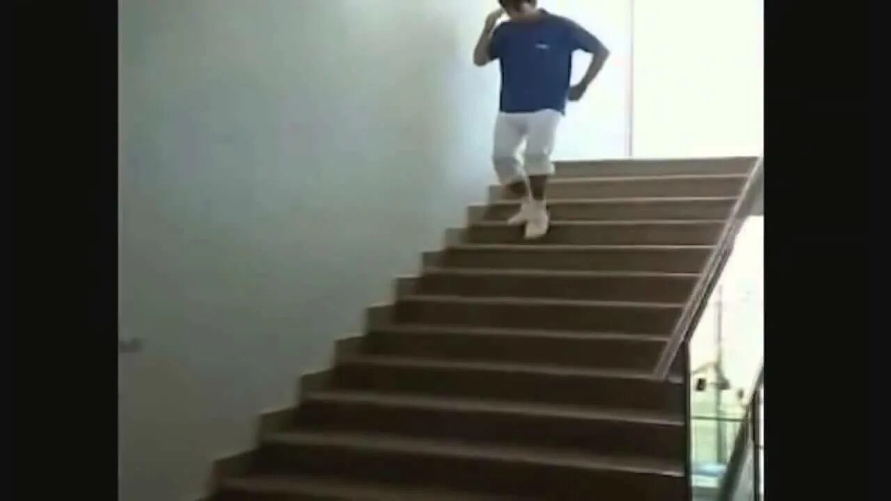 Человек спускается по лестнице. Парень спускается по лестнице. Человек спускается с лестницы. Человек на лестнице в подъезде.