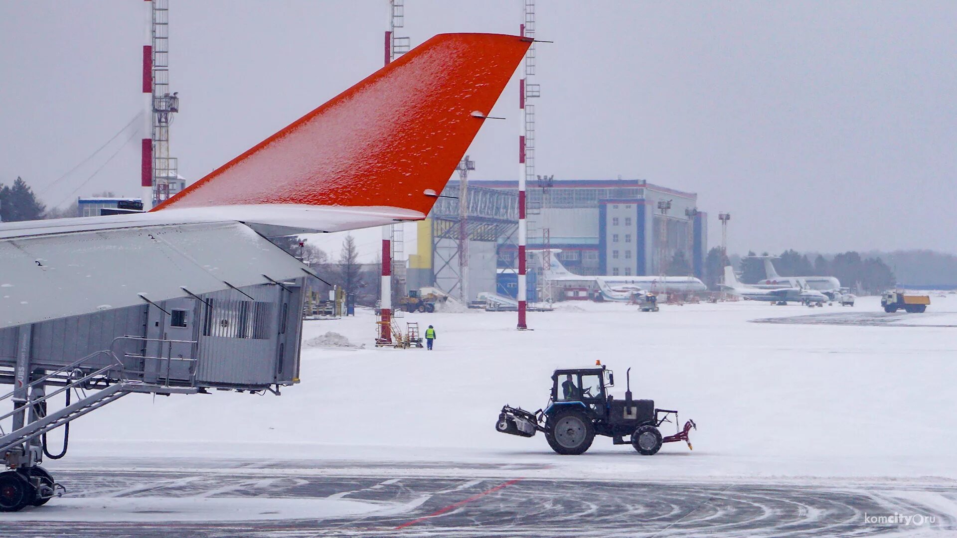 Билеты николаевск хабаровск самолет. Николаевск на Амуре аэропорт. Николаевск-на-Амуре Хабаровский край аэропорт. Аэровокзал Николаевск-на-Амуре. Николаевск-на-Амуре самолет.