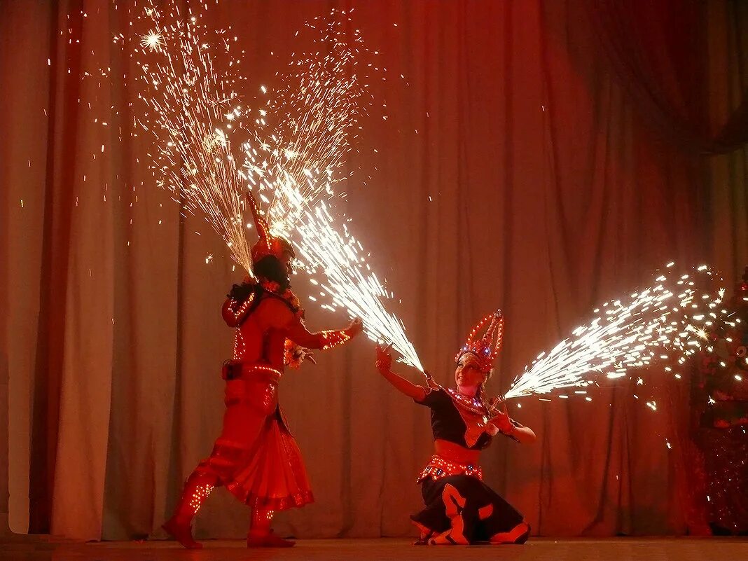 танец пламени. танцор с огнем. танцующий огней песня. танцующий огней песня. танец пламени.