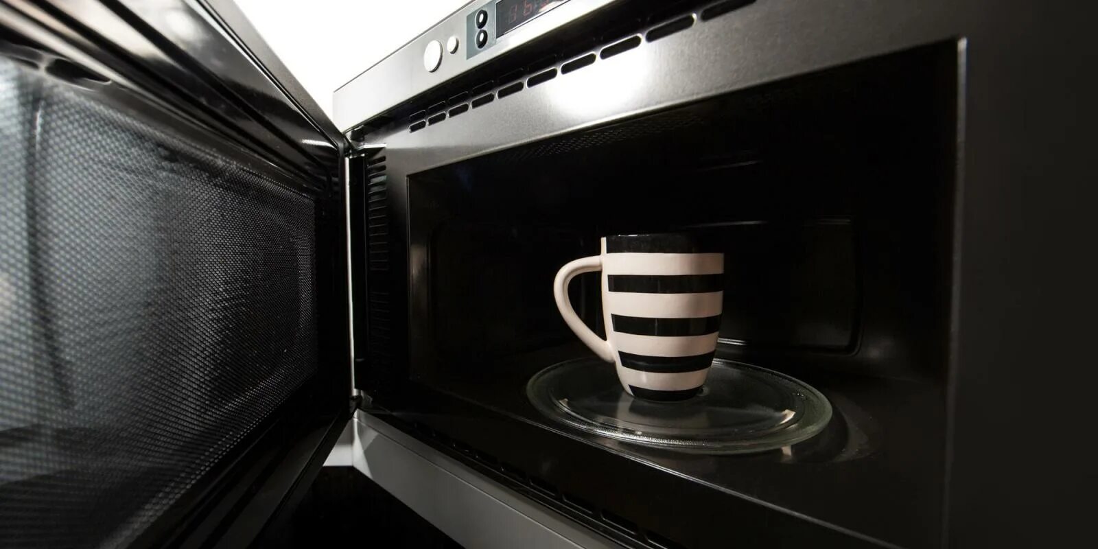 Стакан в микроволновке. Вскипяти чай в микроволновке. Кружка воды в микроволновке. Прогрев чая. Чай в микроволновке.