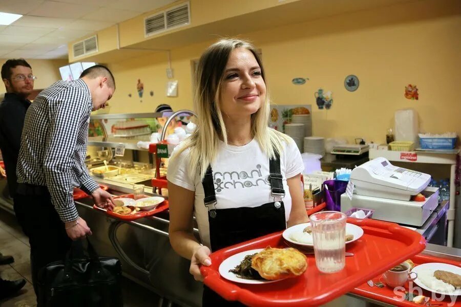 Студенты в столовой. Еда в студенческой столовой. Студенты обедают в столовой. Студенческие столовые.