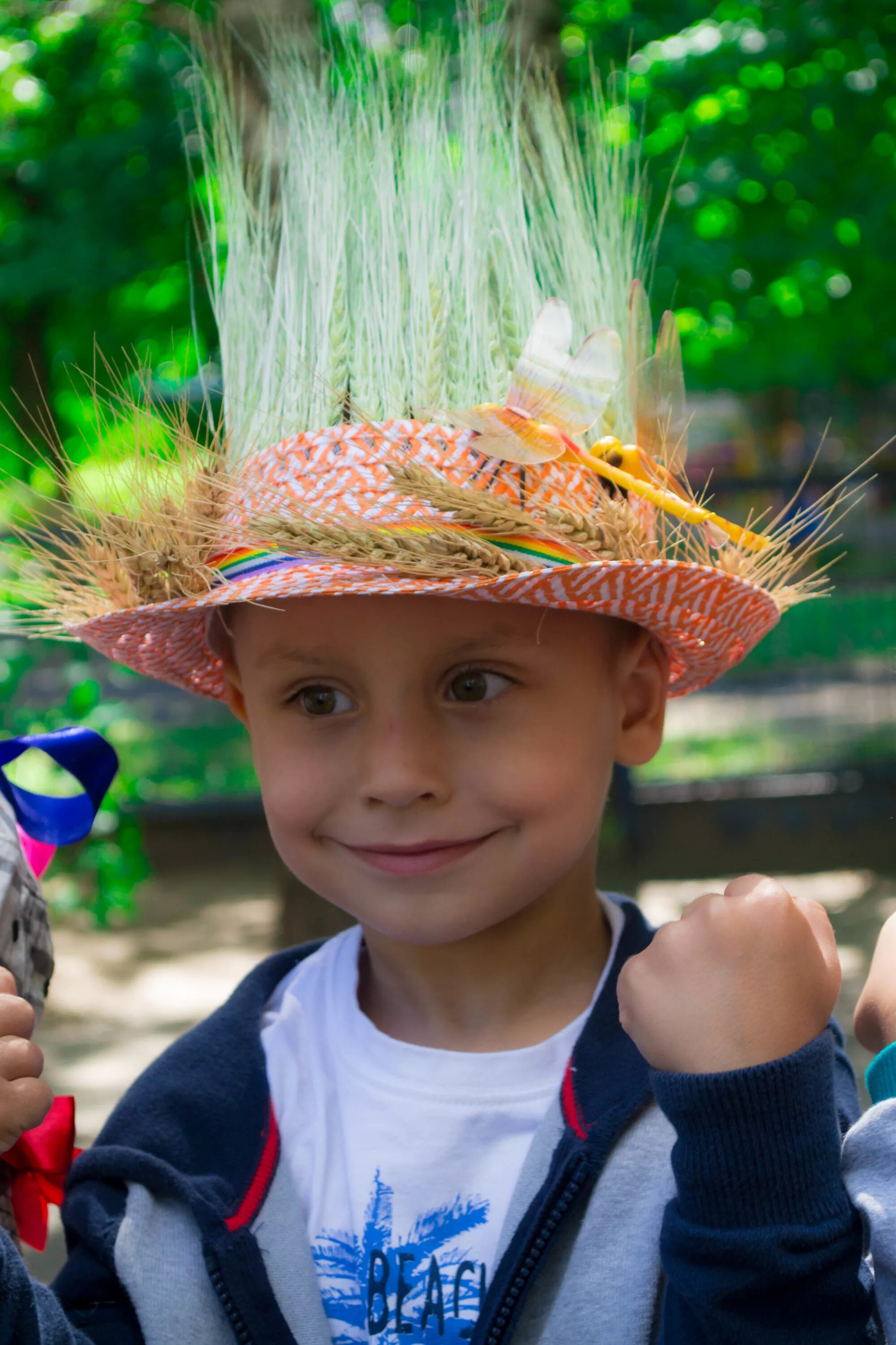 Детские конкурсы для мальчиков. Шляпка для мальчика. Оригинальная шляпа для мальчика. Необычная шляпа в садик. Шляпа в садик для мальчика.