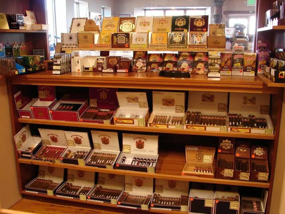 Cigar shop ru. Магазин сигар. Табак шоп. Магазин сигар в Будве. Могазинисигар в Вильнюсе.