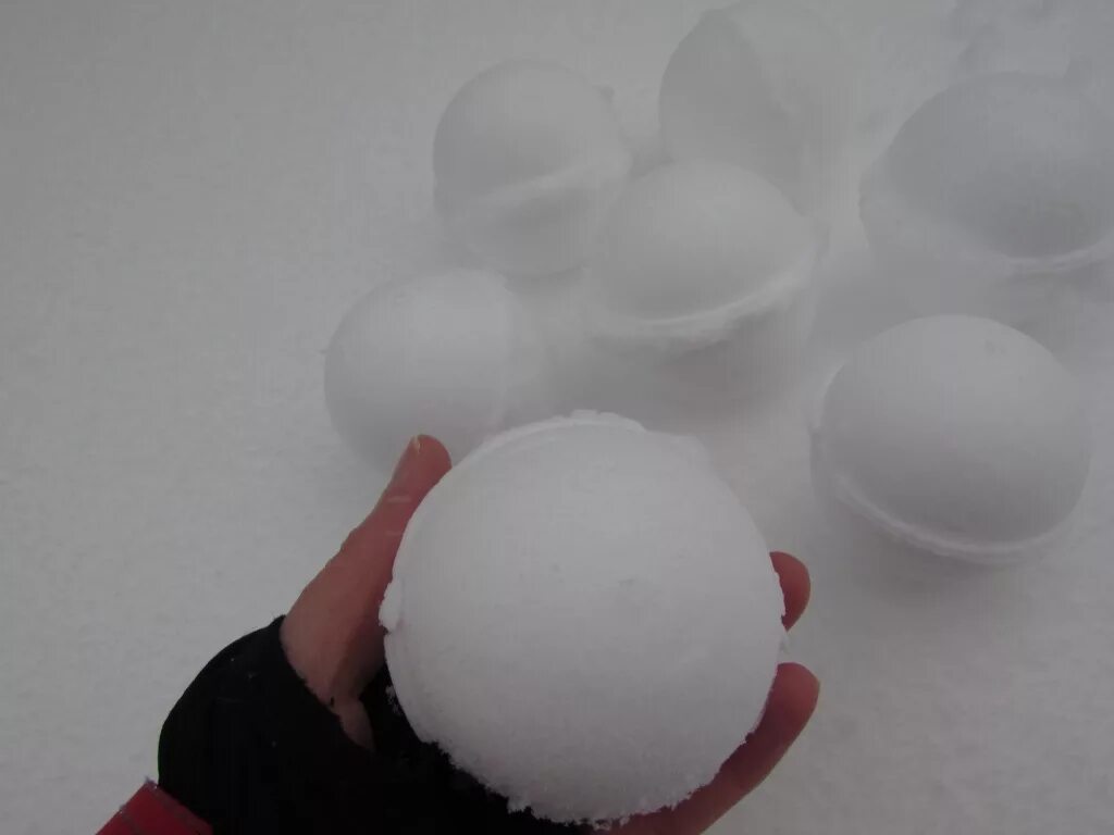 лепить снежки. мишень для снежков для детей. снежный комок. комок снега. снежок.