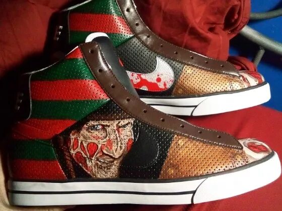 Найк крюгер. Nike SB Freddy Krueger. Кроссовки данки Фредди Крюгер. SB Dunk Freddy Krueger. Nike Dunk Freddy Krueger.