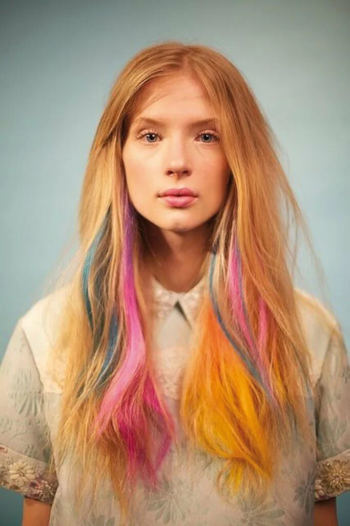 Пряди твоих волос. Разноцветные пряди. Разноцветные пряди волос. Яркие пряди в волосах. Яркие пряди на светлых волосах.