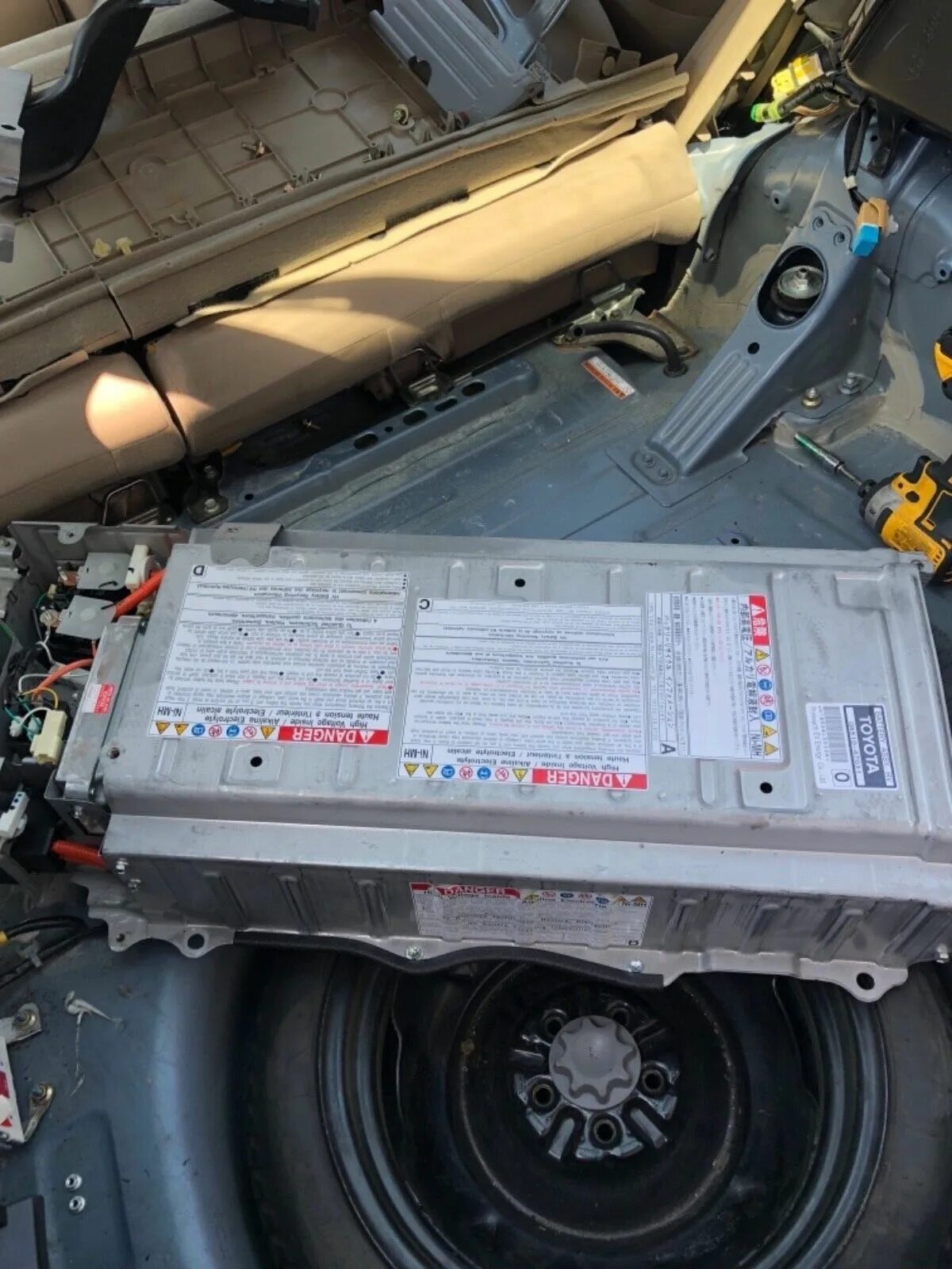 Toyota Prius Battery. Тойота Приус гибрид батарея. Тойота Пирус радиатор гибрид. АКБ на гибрид Приус.