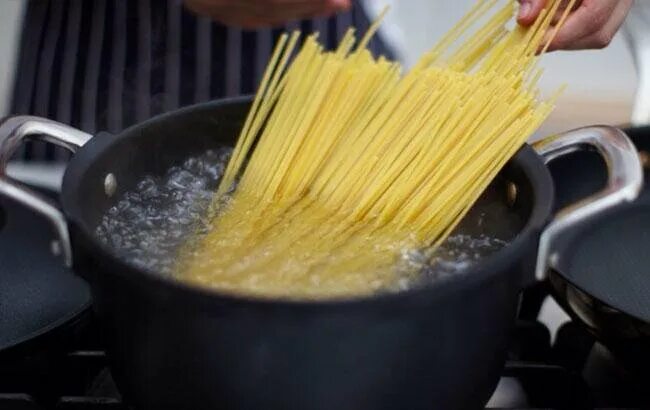 После варки макарон. Макароны в кастрюле. Кастрюля для спагетти. Макароны варятся. Отварить спагетти.