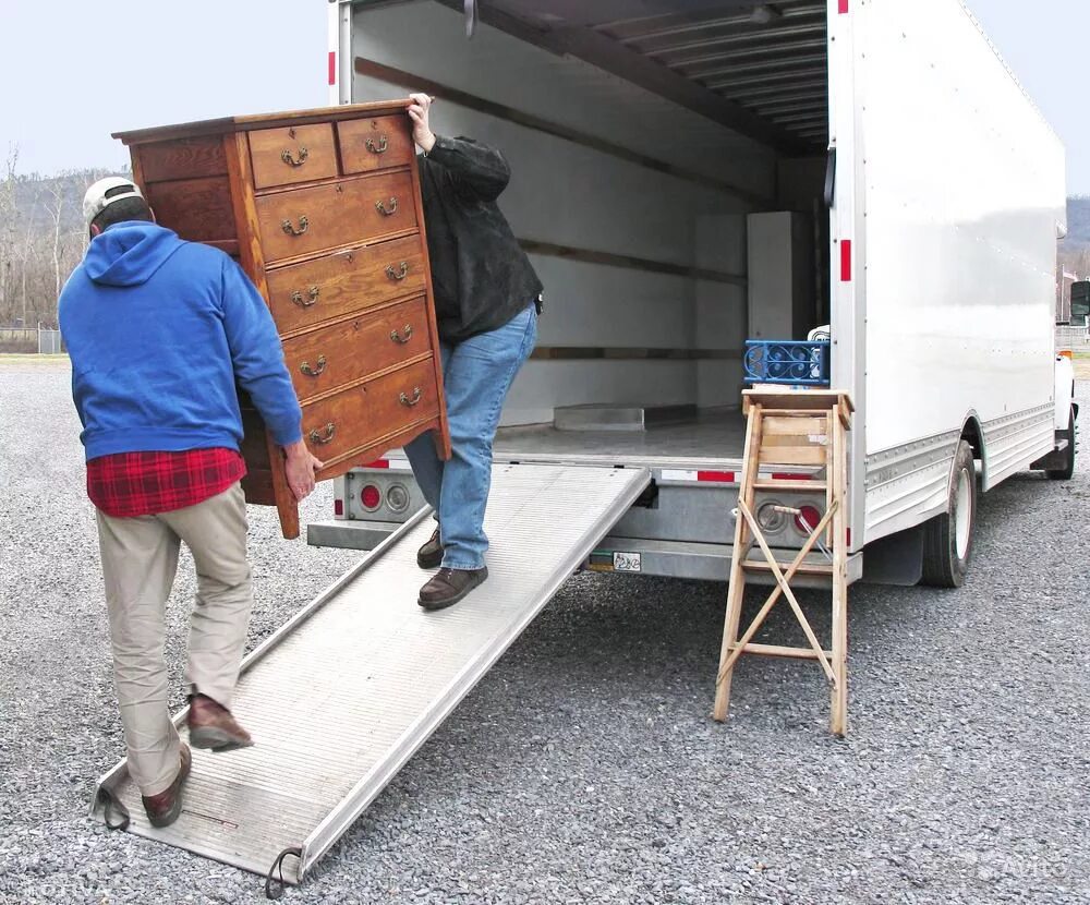 Фургон для перевозки мебели. Фура с товаром. Перевозка сборных грузов. Мерседес спринтер переезды. Грузовые машины для перевозки.