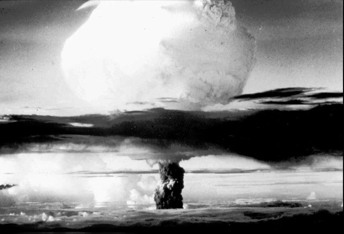 Испытание советской водородной бомбы. Водородная бомба (1952-1953). Водородная бомба 1952. Сахаров водородная бомба взрыв. Взрыв водородной бомбы 1953.