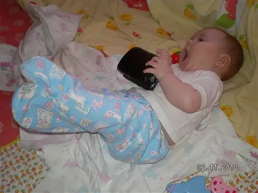 Ребенок лежит на животе. Ребенок лежит вид сверху. Ребенок в месяц скрещивает ноги. Детский лежа. Новорожденный ребенок перекрещивает ноги.