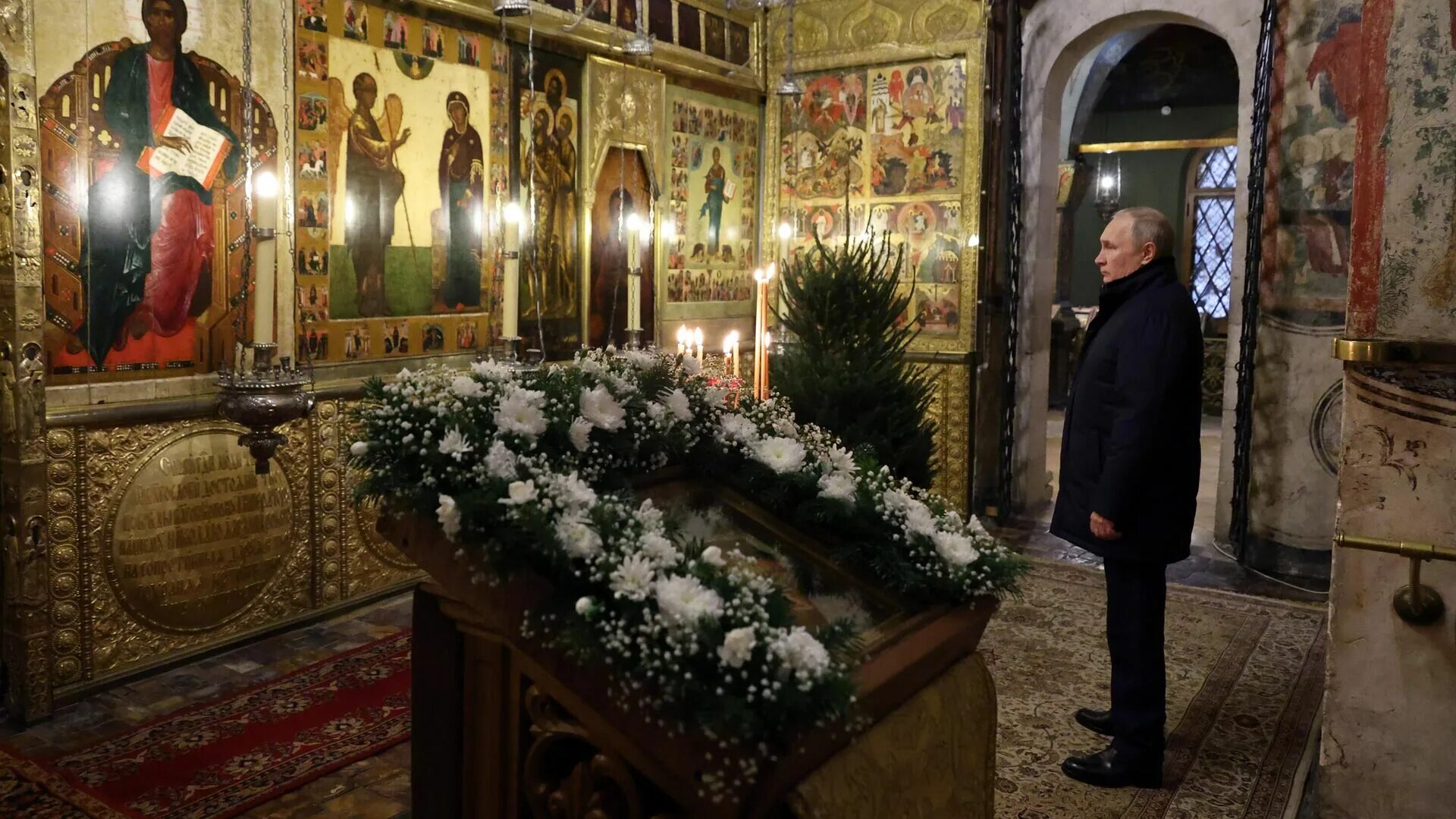 Храм христа спасителя икона рожде. Рождество в православных церквях. Рождественский вертеп в церкви. Рождественская служба. Рождественская елка в церкви.