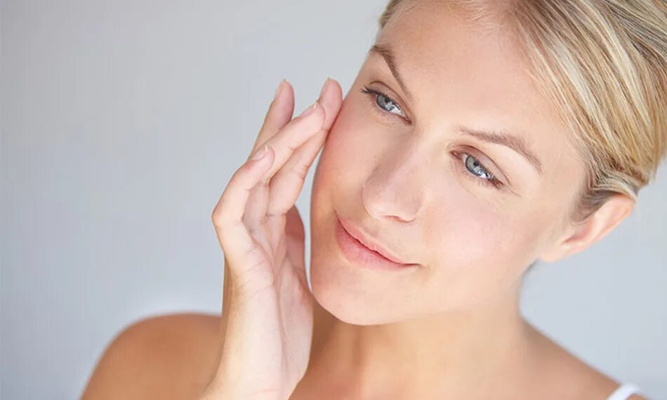 проблемная кожа у подростков. девушка наносит крем на лицо. комбинированная кожа лица фото реальные. комбинированная кожа подростка. комбинированная кожа подростка.