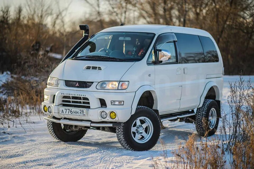 Купить микроавтобус полный привод. Toyota Delica 4x4 2000. Мицубиси Делика 4. Mitsubishi Delica 4x4. Mitsubishi Delica полный привод.