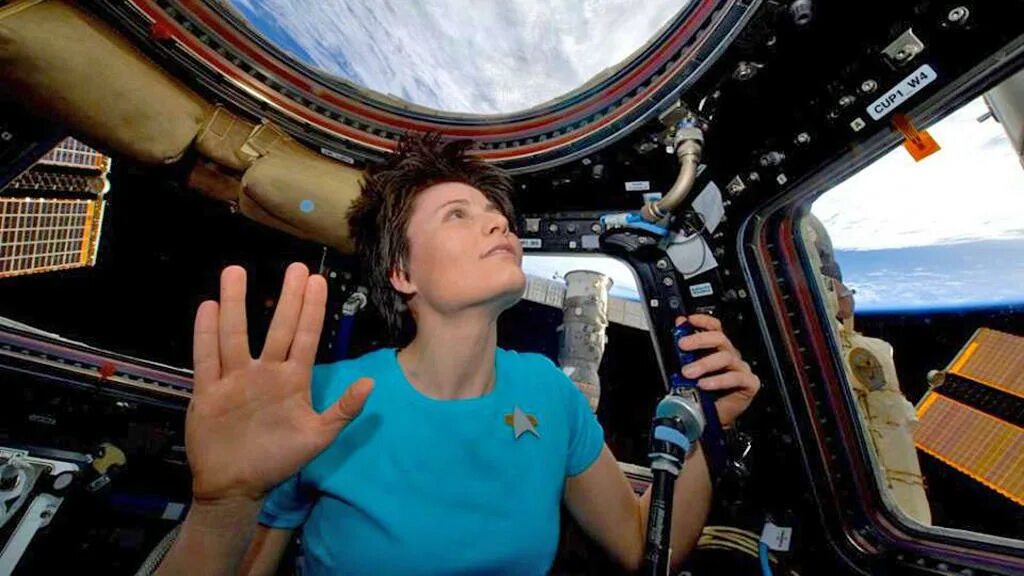 Каким ярким космическим событием движения первых. Саманта Кристофоретти. Саманта Кристофоретти пилот. Занятия йога на МКС Саманта Кристофоретти. Кристофоретти в космосе выход.