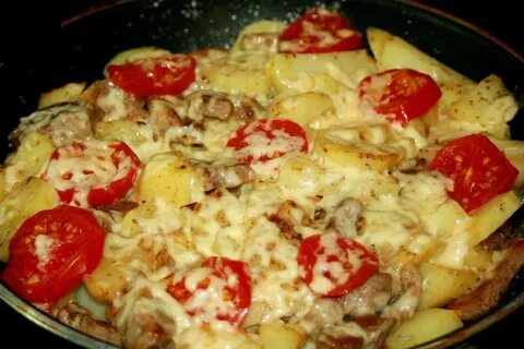 Мясо с картошкой луком и сыром