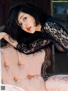 Manami Shindo 新 藤 ま な み, 写 真 集 "Ｑｕｅｅｎｓ" Set.01 P21 No.b9f3d7.