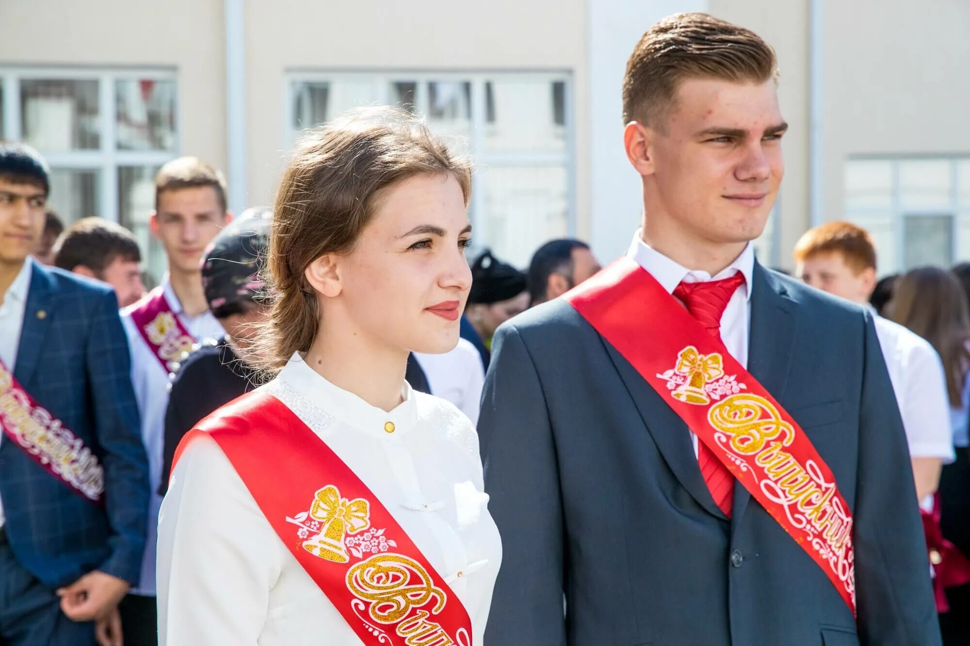 Выпускники школы. Школьники выпускники. Выпускной в школе. Последний звонок. Выпускные 2017 года