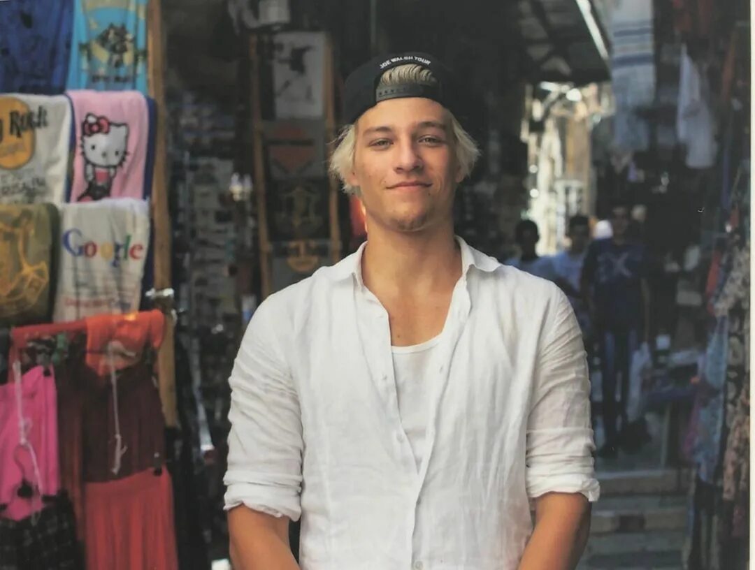 Джон бон джови сейчас. Бон живу. Бон джови. Джон бон джови с женой и детьми. Джон бон джови 1995.