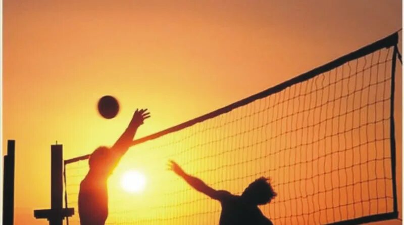 волейбол сверху. классический волейбол. кертнбол волейбол. Volleyball lessons. волейбольный мяч и сетка.