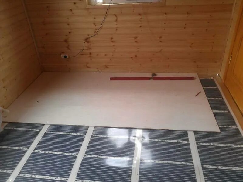 Электрический теплый пол в бане. Теплый пол в помывочной в бане электрический. Электрический пол в предбаннике. Пол с подогревом в бане. Теплый пол в бане.