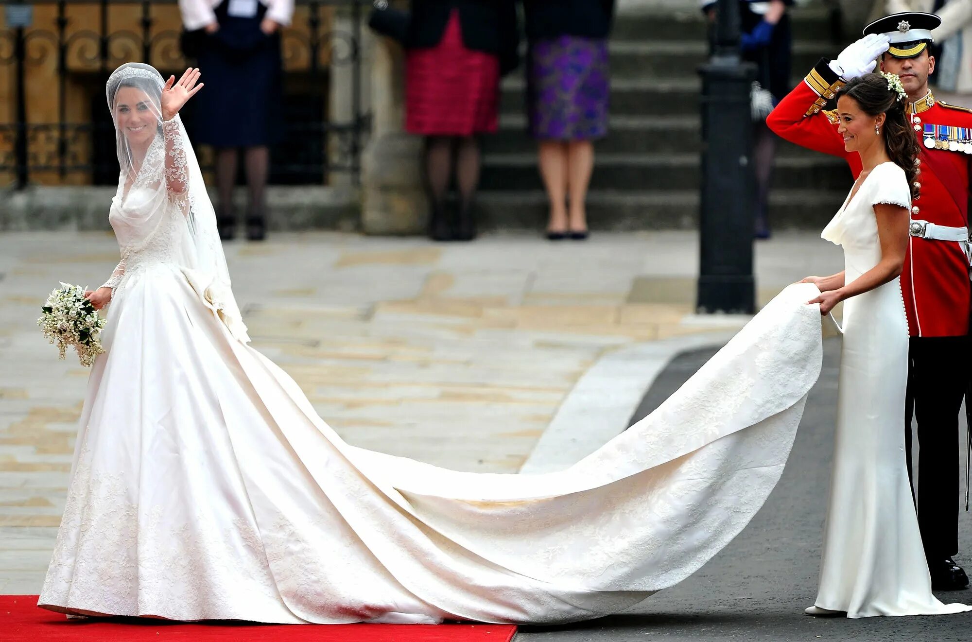 Кейт выходит замуж. Свадебное платье Кейт Миддлтон. Свадебное платье Кэтрин Миддлтон. Кейт Миддлтон свадьба. Платье Кейт Миддлтон на свадьбе.