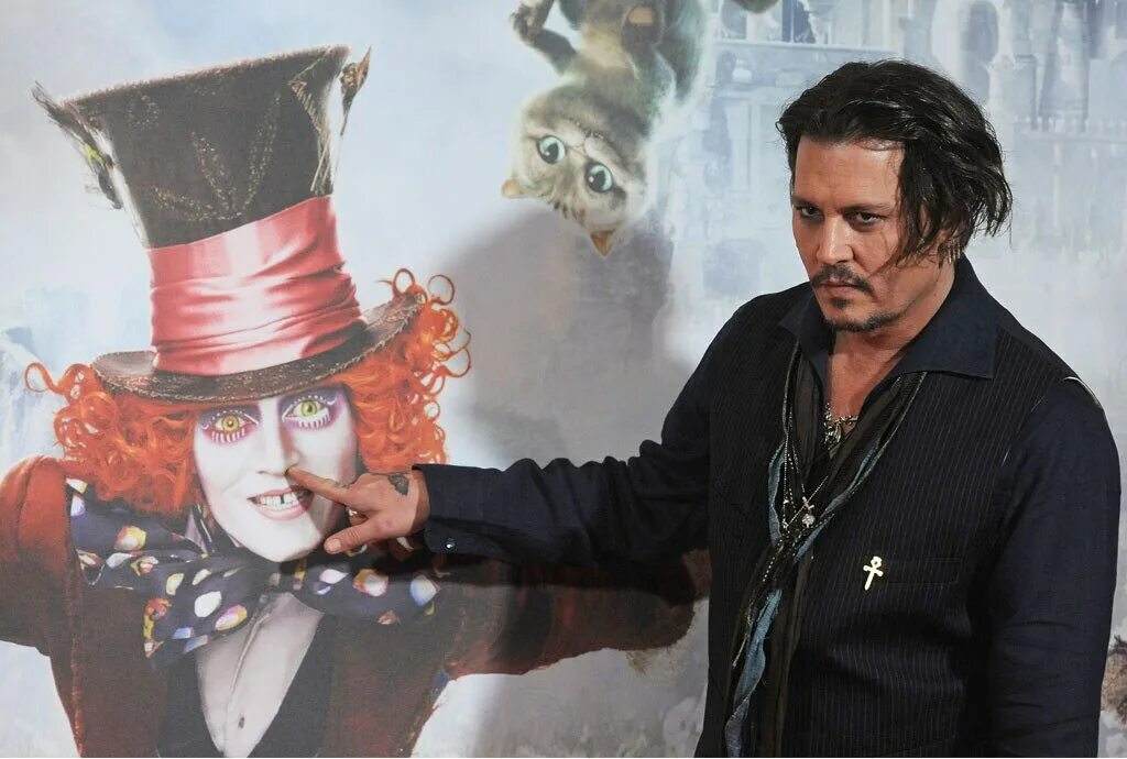 безумный шляпник 1981. джонни депп в алисе. джонни депп шляпник алиса. алиса в стране чудес шляпник джонни депп. актер сыграл шляпника.