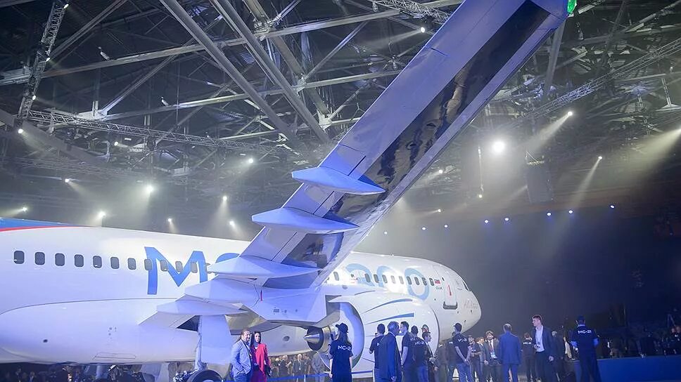 Самолет строится. Крыло мс-21. мс-21 крыло композитных материалов. композитное крыло самолета мс-21. кессон крыла мс-21.