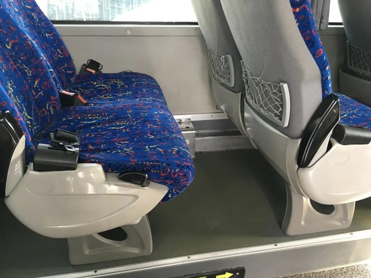 Как опустить спинку в автобусе. Сиденья в автобусе. кресло в автобусе. откидные кресла в автобусе. откидывающиеся сиденья.