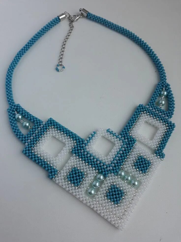 Украшения в технике квадратного жгута. Квадрат из бисера. Монастырский крест бисероплетение. Как сплести квадрат из бисера схема. Квадратное плетение бисером.