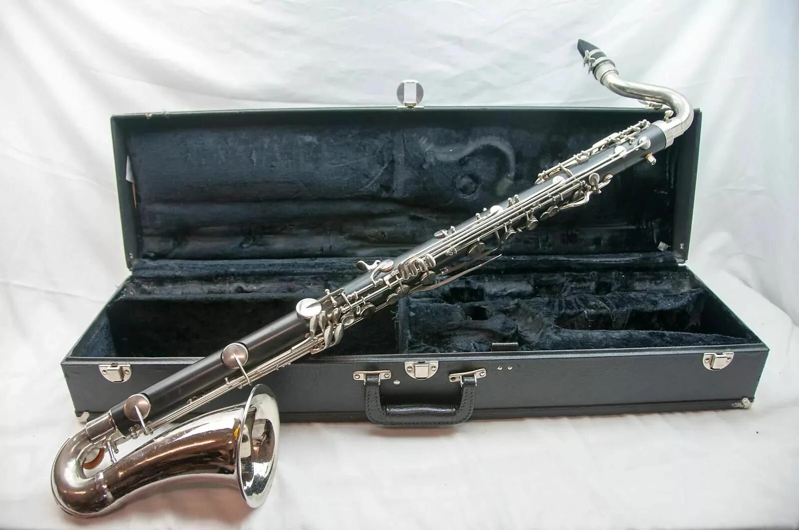 Кларнет деревянный духовой. Selmer 1430lp - кларнет-бас. Кларнет и бас кларнет. Бас-кларнет деревянный духовой музыкальный инструмент. Кларнет Selmer 10s.