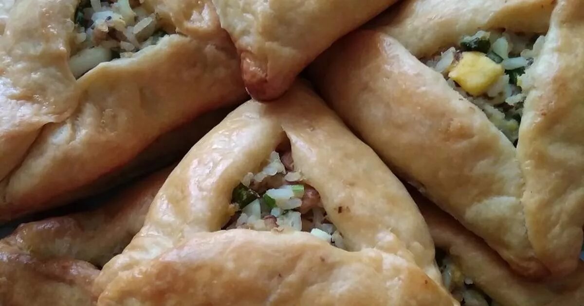 Расстегай с минтаем. Расстегай с горбушей. расстегай с рыбой и рисом. растигаи с рыбой и рисом. расстегай с рыбой треугольные.