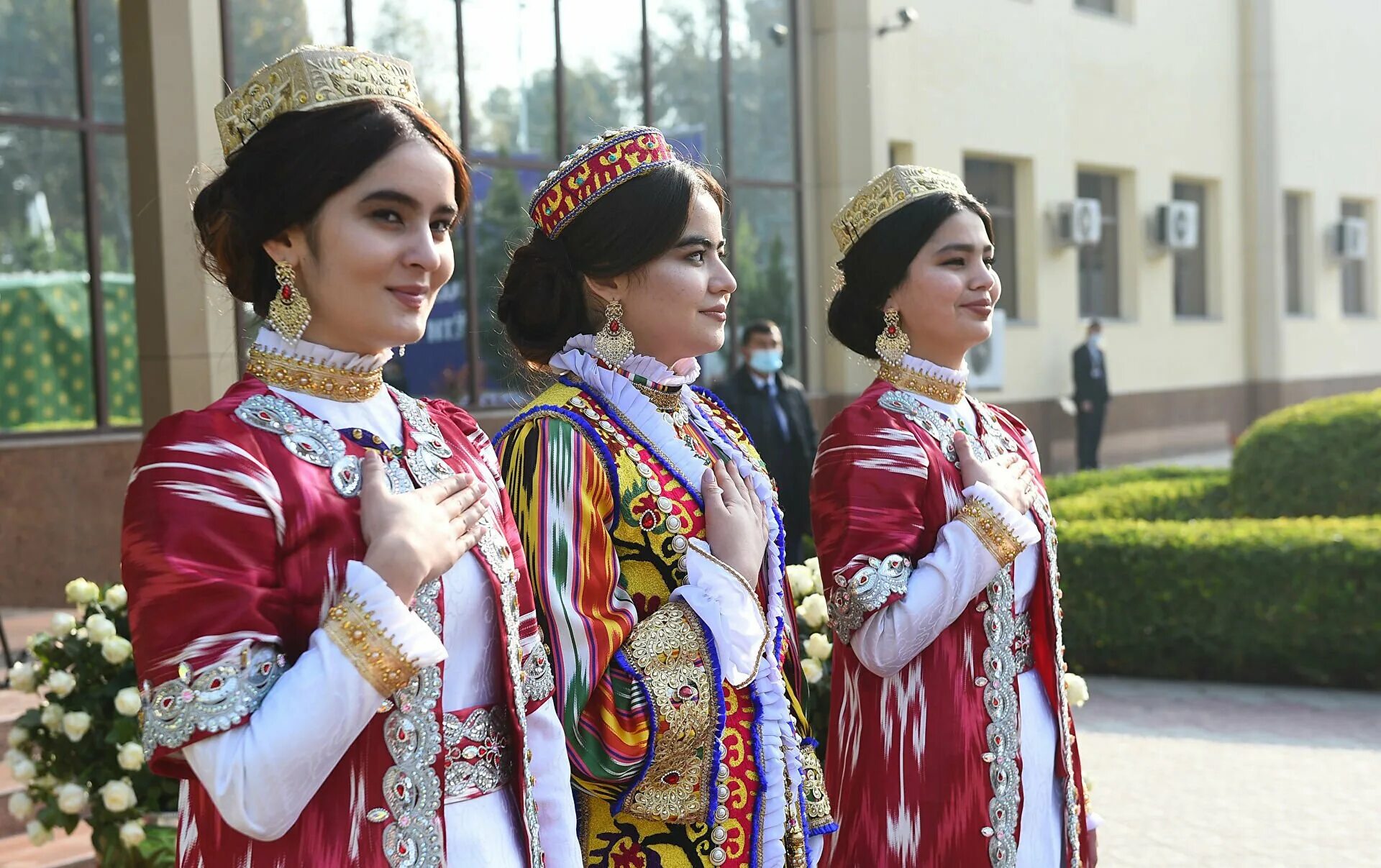 Национальная одежда таджиков Памир. Памирский чакан. Куртаи чакан Попович. Азейбарджан национальный костюм. Таджик на таджикском